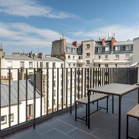 With View Of Montmartre Daire Paris
